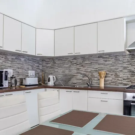 2 Bedroom In Bormla Lägenhet